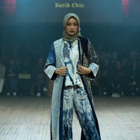 Fashion show koleksi Batik Chic by Novita Yunus di IN2MF Paris 2024. Batik Chic menghadirkan busana Fyang memadukan kain ecoprint mewah dan sutra Garut. Foto: dok. Batik Chic by Novita Yunus.