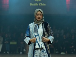 Foto: 8 Koleksi Busana Batik dari Kain Sutra Garut Ditampilkan di Paris
