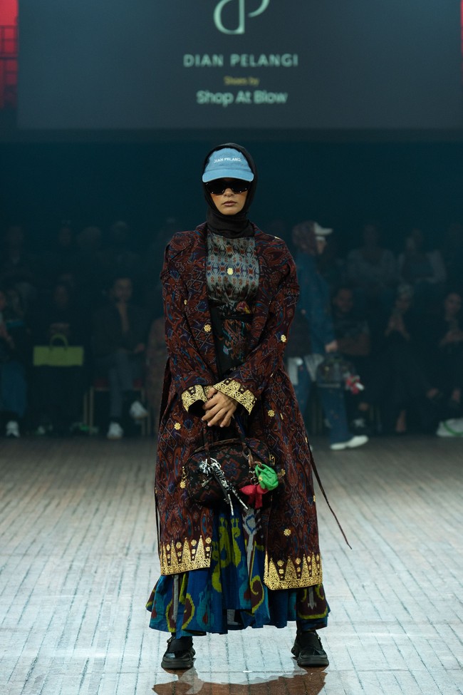 Rancangan tebaru Dian Pelangi di IN2MF Paris 2024 yang bertema Street Style in Paris merupakan perpaduan gaya kasual modern dengan sentuhan budaya tradisional. Foto: dok. Dian Pelangi.
