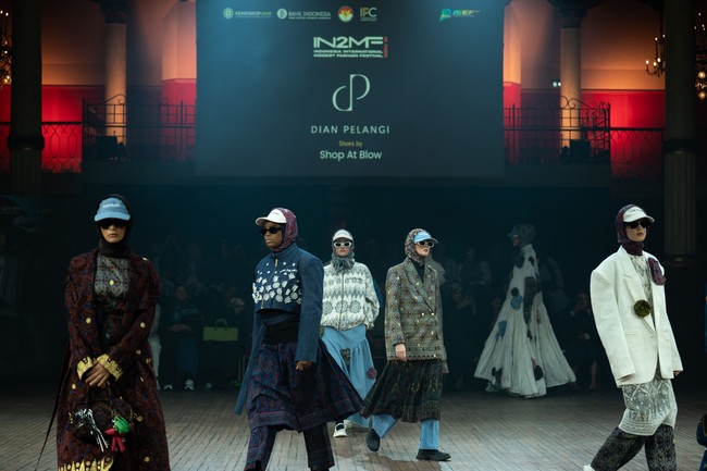 Rancangan tebaru Dian Pelangi di IN2MF Paris 2024 yang bertema Street Style in Paris merupakan perpaduan gaya kasual modern dengan sentuhan budaya tradisional. Foto: dok. Dian Pelangi.