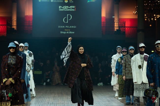 Rancangan tebaru Dian Pelangi di IN2MF Paris 2024 yang bertema Street Style in Paris merupakan perpaduan gaya kasual modern dengan sentuhan budaya tradisional. Foto: dok. Dian Pelangi.