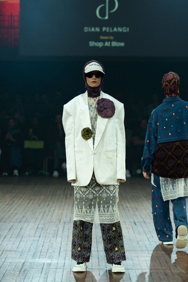 Rancangan tebaru Dian Pelangi di IN2MF Paris 2024 yang bertema Street Style in Paris merupakan perpaduan gaya kasual modern dengan sentuhan budaya tradisional.  Foto: dok. Dian Pelangi.