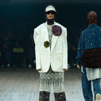 Rancangan tebaru Dian Pelangi di IN2MF Paris 2024 yang bertema Street Style in Paris merupakan perpaduan gaya kasual modern dengan sentuhan budaya tradisional.  Foto: dok. Dian Pelangi.