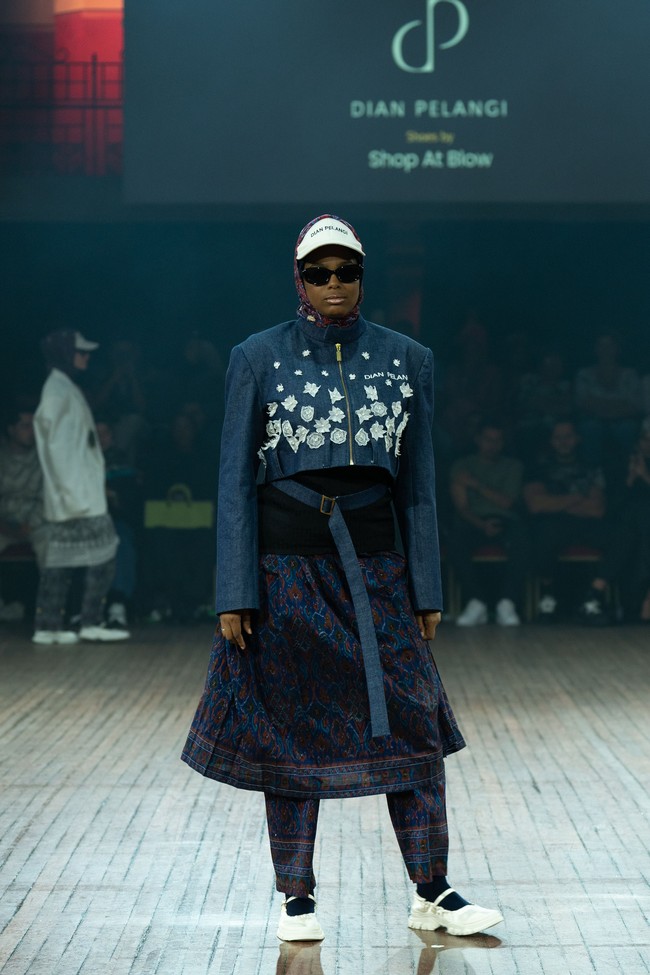 Rancangan tebaru Dian Pelangi di IN2MF Paris 2024 yang bertema Street Style in Paris merupakan perpaduan gaya kasual modern dengan sentuhan budaya tradisional. Foto: dok. Dian Pelangi.