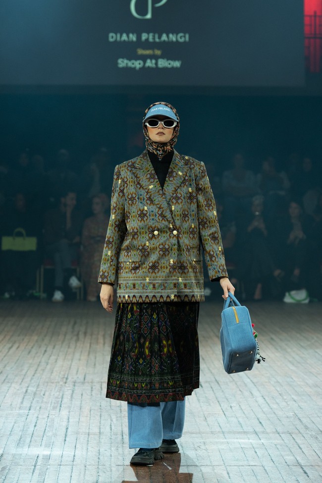 Rancangan tebaru Dian Pelangi di IN2MF Paris 2024 yang bertema Street Style in Paris merupakan perpaduan gaya kasual modern dengan sentuhan budaya tradisional. Foto: dok. Dian Pelangi.