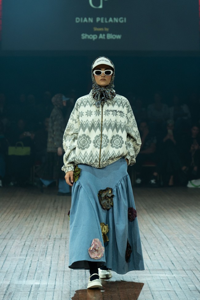 Rancangan tebaru Dian Pelangi di IN2MF Paris 2024 yang bertema Street Style in Paris merupakan perpaduan gaya kasual modern dengan sentuhan budaya tradisional.  Foto: dok. Dian Pelangi.
