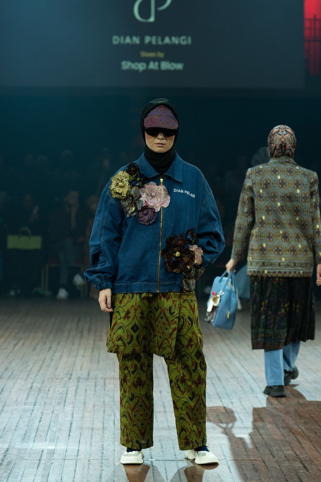 Rancangan tebaru Dian Pelangi di IN2MF Paris 2024 yang bertema Street Style in Paris merupakan perpaduan gaya kasual modern dengan sentuhan budaya tradisional.  Foto: dok. Dian Pelangi.