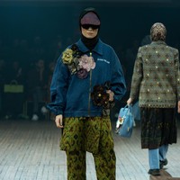 Rancangan tebaru Dian Pelangi di IN2MF Paris 2024 yang bertema Street Style in Paris merupakan perpaduan gaya kasual modern dengan sentuhan budaya tradisional.  Foto: dok. Dian Pelangi.