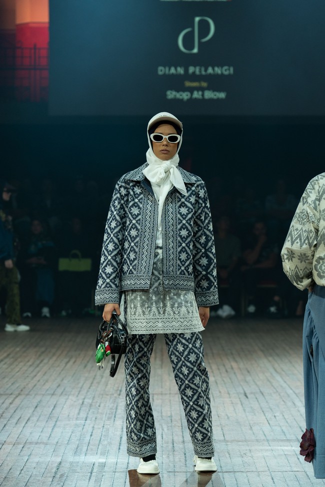 Rancangan tebaru Dian Pelangi di IN2MF Paris 2024 yang bertema Street Style in Paris merupakan perpaduan gaya kasual modern dengan sentuhan budaya tradisional.  Foto: dok. Dian Pelangi.