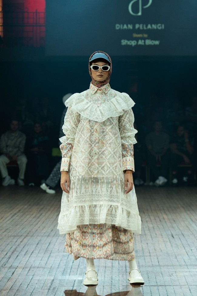 Rancangan tebaru Dian Pelangi di IN2MF Paris 2024 yang bertema Street Style in Paris merupakan perpaduan gaya kasual modern dengan sentuhan budaya tradisional.  Foto: dok. Dian Pelangi.