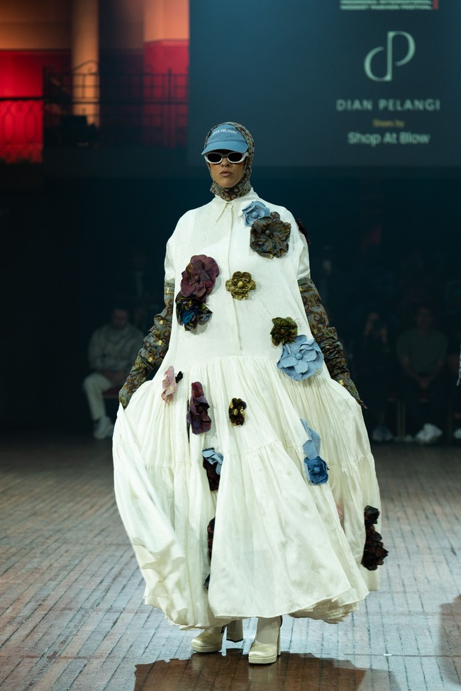 Rancangan tebaru Dian Pelangi di IN2MF Paris 2024 yang bertema Street Style in Paris merupakan perpaduan gaya kasual modern dengan sentuhan budaya tradisional.  Foto: dok. Dian Pelangi.