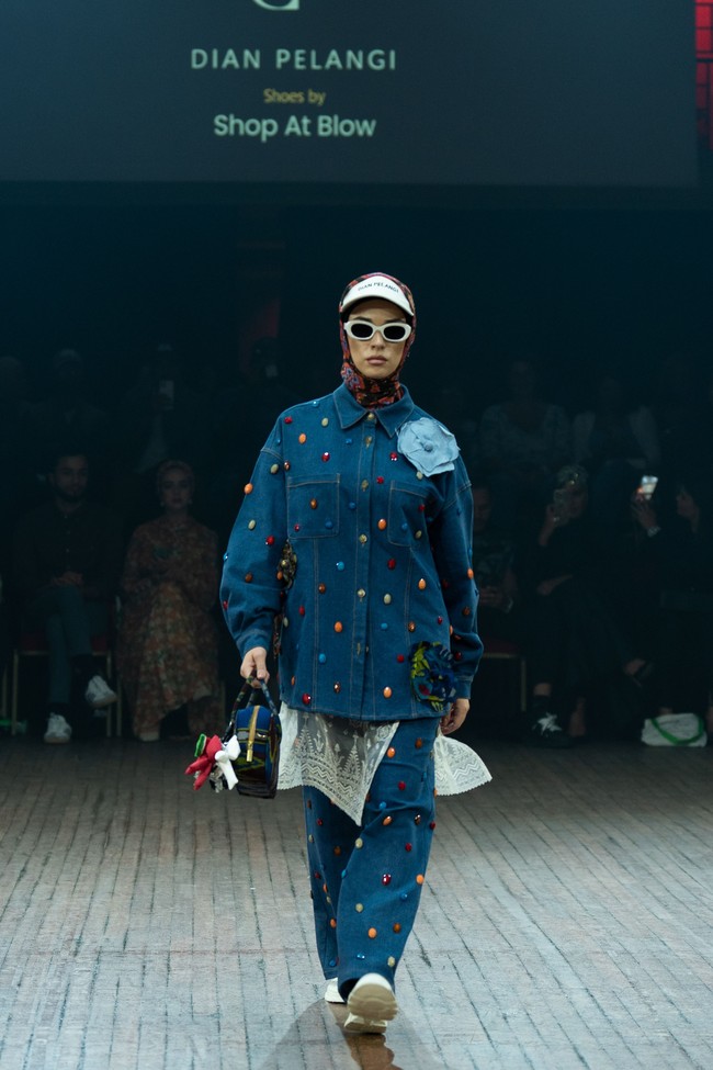 Rancangan tebaru Dian Pelangi di IN2MF Paris 2024 yang bertema Street Style in Paris merupakan perpaduan gaya kasual modern dengan sentuhan budaya tradisional. Foto: dok. Dian Pelangi.