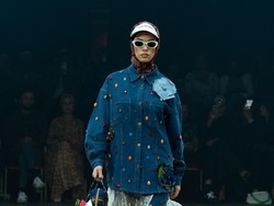 Foto: Koleksi Dian Pelangi di IN2MF Paris 2024, Angkat Kain Tenun Palembang