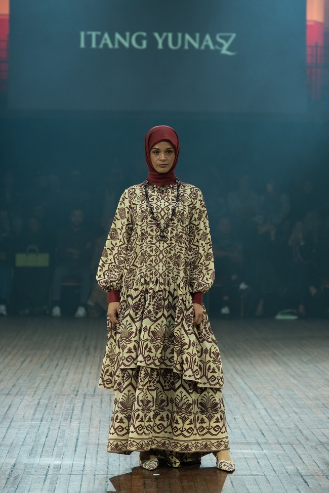 Fashion show koleksi Itang Yunasz yang mengangkat tema Arunika di IN2MF Paris 2024. Itang menghadirkan gemerlap songket Bali dalam koleksi busana terbarunya.  Foto: dok. Itang Yunasz.