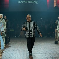 Fashion show koleksi Itang Yunasz yang mengangkat tema Arunika di IN2MF Paris 2024. Itang menghadirkan gemerlap songket Bali dalam koleksi busana terbarunya.  Foto: dok. Itang Yunasz.