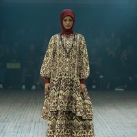 Fashion show koleksi Itang Yunasz yang mengangkat tema Arunika di IN2MF Paris 2024. Itang menghadirkan gemerlap songket Bali dalam koleksi busana terbarunya.  Foto: dok. Itang Yunasz.