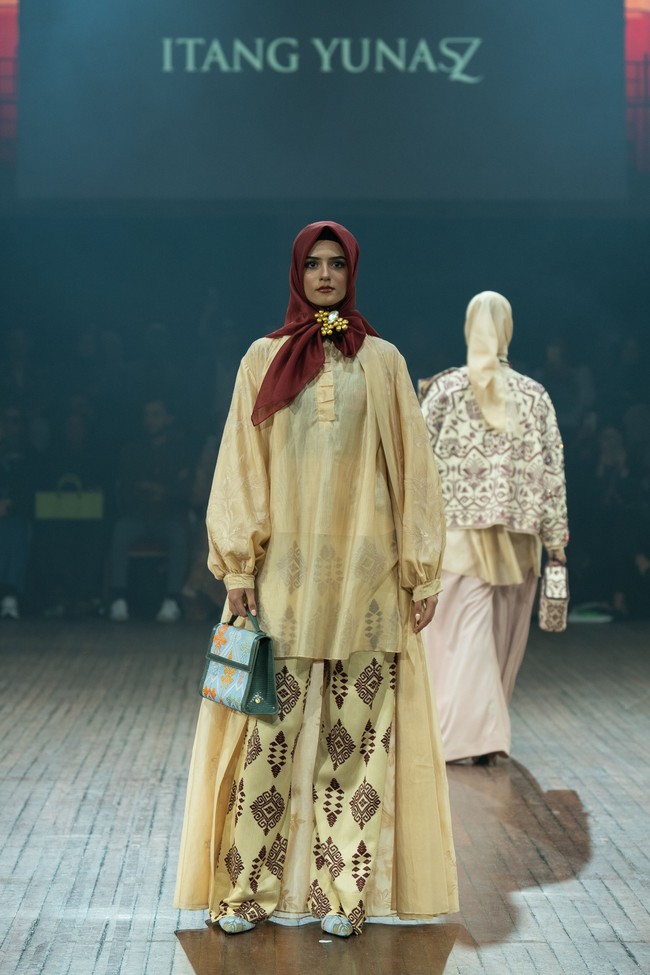 Fashion show koleksi Itang Yunasz yang mengangkat tema Arunika di IN2MF Paris 2024. Itang menghadirkan gemerlap songket Bali dalam koleksi busana terbarunya.  Foto: dok. Itang Yunasz.