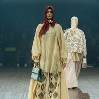 Fashion show koleksi Itang Yunasz yang mengangkat tema Arunika di IN2MF Paris 2024. Itang menghadirkan gemerlap songket Bali dalam koleksi busana terbarunya.  Foto: dok. Itang Yunasz.