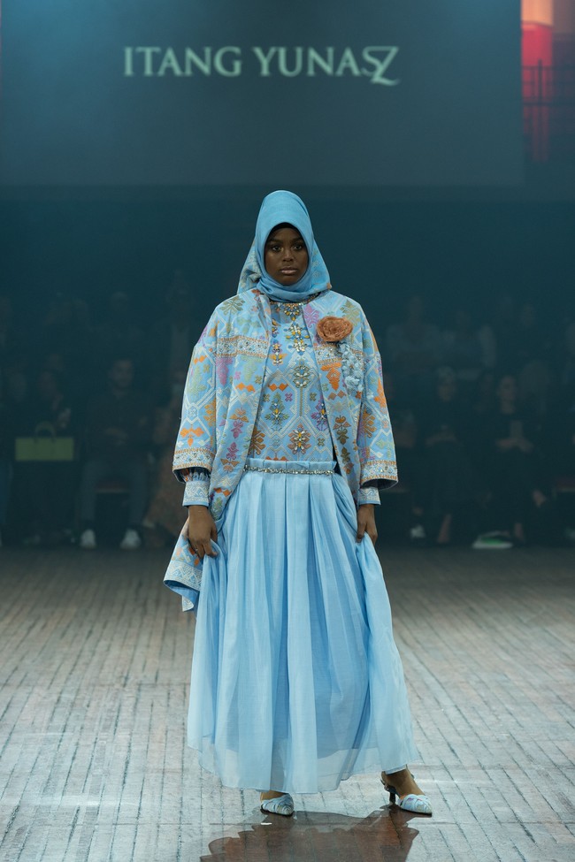 Fashion show koleksi Itang Yunasz yang mengangkat tema Arunika di IN2MF Paris 2024. Itang menghadirkan gemerlap songket Bali dalam koleksi busana terbarunya.  Foto: dok. Itang Yunasz.