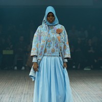 Fashion show koleksi Itang Yunasz yang mengangkat tema Arunika di IN2MF Paris 2024. Itang menghadirkan gemerlap songket Bali dalam koleksi busana terbarunya.  Foto: dok. Itang Yunasz.
