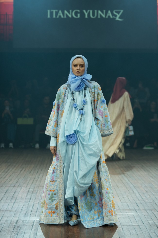 Fashion show koleksi Itang Yunasz yang mengangkat tema Arunika di IN2MF Paris 2024. Itang menghadirkan gemerlap songket Bali dalam koleksi busana terbarunya.  Foto: dok. Itang Yunasz.