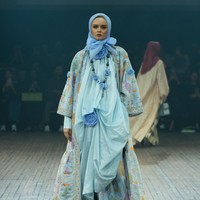 Fashion show koleksi Itang Yunasz yang mengangkat tema Arunika di IN2MF Paris 2024. Itang menghadirkan gemerlap songket Bali dalam koleksi busana terbarunya.  Foto: dok. Itang Yunasz.