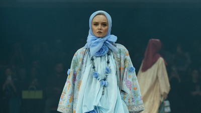 10 Koleksi Busana Itang Yunasz di IN2MF Paris 2024, Angkat Songket Bali