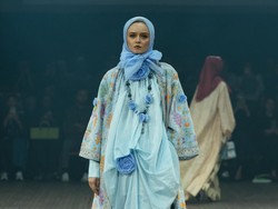 10 Koleksi Busana Itang Yunasz di IN2MF Paris 2024, Angkat Songket Bali