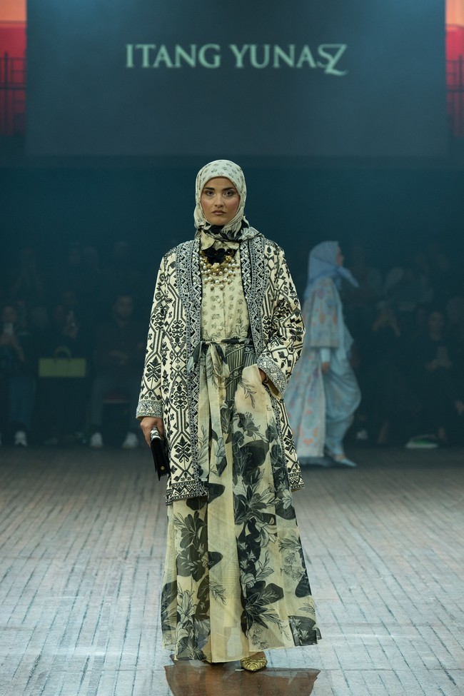 Fashion show koleksi Itang Yunasz yang mengangkat tema Arunika di IN2MF Paris 2024. Itang menghadirkan gemerlap songket Bali dalam koleksi busana terbarunya.  Foto: dok. Itang Yunasz.