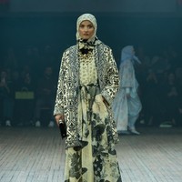 Fashion show koleksi Itang Yunasz yang mengangkat tema Arunika di IN2MF Paris 2024. Itang menghadirkan gemerlap songket Bali dalam koleksi busana terbarunya.  Foto: dok. Itang Yunasz.
