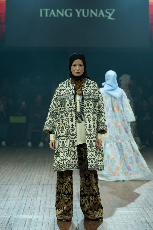 Fashion show koleksi Itang Yunasz yang mengangkat tema Arunika di IN2MF Paris 2024. Itang menghadirkan gemerlap songket Bali dalam koleksi busana terbarunya.  Foto: dok. Itang Yunasz.