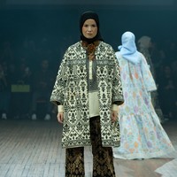 Fashion show koleksi Itang Yunasz yang mengangkat tema Arunika di IN2MF Paris 2024. Itang menghadirkan gemerlap songket Bali dalam koleksi busana terbarunya.  Foto: dok. Itang Yunasz.