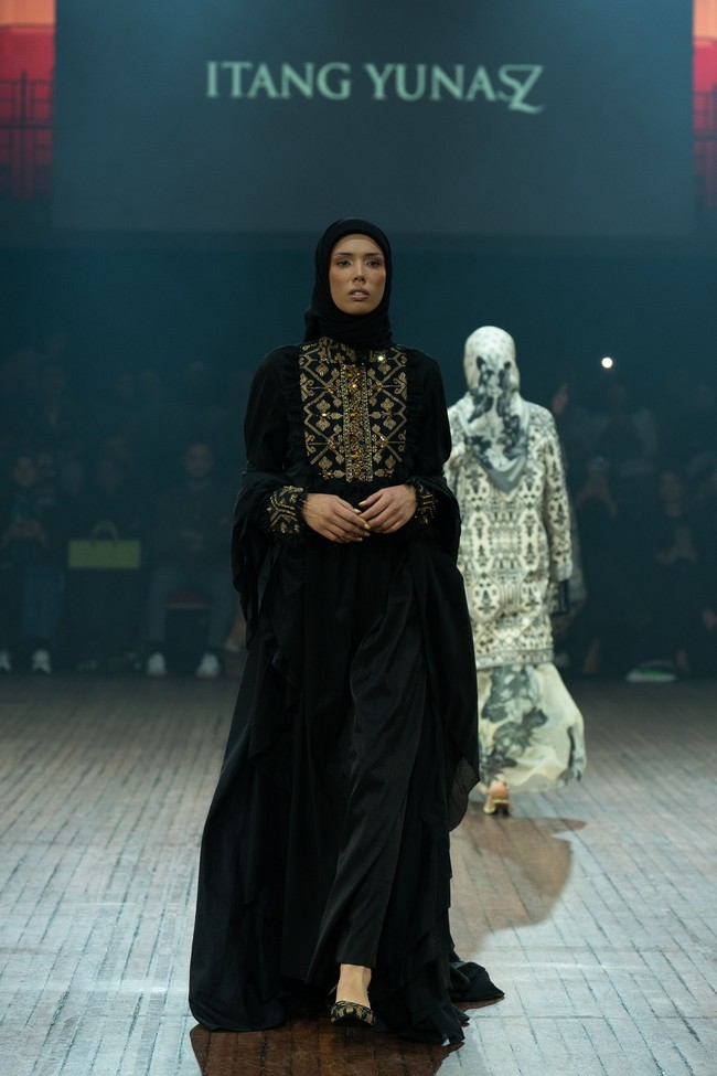 Fashion show koleksi Itang Yunasz yang mengangkat tema Arunika di IN2MF Paris 2024. Itang menghadirkan gemerlap songket Bali dalam koleksi busana terbarunya. Foto: dok. Itang Yunasz.
