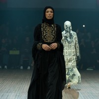Fashion show koleksi Itang Yunasz yang mengangkat tema Arunika di IN2MF Paris 2024. Itang menghadirkan gemerlap songket Bali dalam koleksi busana terbarunya. Foto: dok. Itang Yunasz.