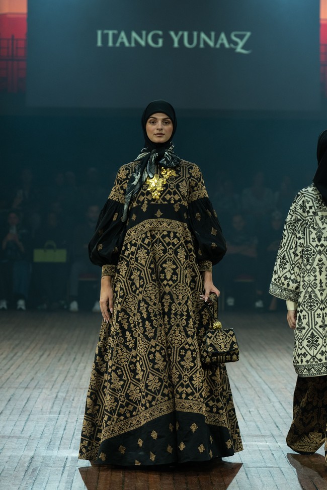 Fashion show koleksi Itang Yunasz yang mengangkat tema Arunika di IN2MF Paris 2024. Itang menghadirkan gemerlap songket Bali dalam koleksi busana terbarunya.  Foto: dok. Itang Yunasz.