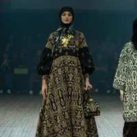 Fashion show koleksi Itang Yunasz yang mengangkat tema Arunika di IN2MF Paris 2024. Itang menghadirkan gemerlap songket Bali dalam koleksi busana terbarunya.  Foto: dok. Itang Yunasz.