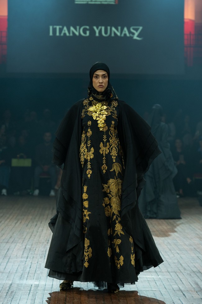Fashion show koleksi Itang Yunasz yang mengangkat tema Arunika di IN2MF Paris 2024. Itang menghadirkan gemerlap songket Bali dalam koleksi busana terbarunya.  Foto: dok. Itang Yunasz.