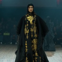 Fashion show koleksi Itang Yunasz yang mengangkat tema Arunika di IN2MF Paris 2024. Itang menghadirkan gemerlap songket Bali dalam koleksi busana terbarunya.  Foto: dok. Itang Yunasz.