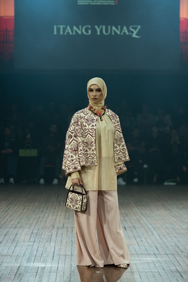 Fashion show koleksi Itang Yunasz yang mengangkat tema Arunika di IN2MF Paris 2024. Itang menghadirkan gemerlap songket Bali dalam koleksi busana terbarunya. Foto: dok. Itang Yunasz.