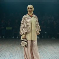 Fashion show koleksi Itang Yunasz yang mengangkat tema Arunika di IN2MF Paris 2024. Itang menghadirkan gemerlap songket Bali dalam koleksi busana terbarunya. Foto: dok. Itang Yunasz.
