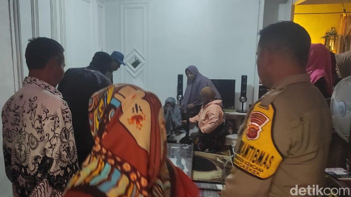 Kondisi di rumah duka siswi yang meninggal diisukan meninggal akibat gempa di Rancaekek