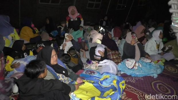 Kondisi pengungsi di tenda, Lapangan Sepak Bola, Desa Cibeureum, Kecamatan Kertasari, Kabupaten Bandung, Rabu (18/9/2024) malam.