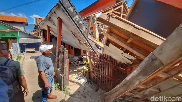 Kondisi rumah Reni Herawati (47), di Kampung Lapangsari, Desa Cibeureum, Kecamatan Kertasari, Kabupaten Bandung.