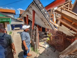 Tangisan Reni, Rumah Hancur Digoyang Gempa Bandung M 5.0
