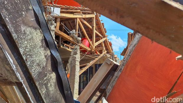 Kondisi rumah Reni Herawati (47), di Kampung Lapangsari, Desa Cibeureum, Kecamatan Kertasari, Kabupaten Bandung.