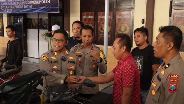 Korban curanmor di Sampang menerima motornya dari polisi