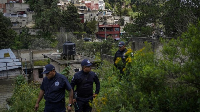 Korban Tewas Tanah Longsor Meksiko Bertambah, Polisi Berjaga di TKP Korban tewas akibat tanah longsor yang menghantam wilayah di Naucalpan, Meksiko bertambah menjadi 6 orang. Polisi siaga untuk berjaga di lokasi kejadian.