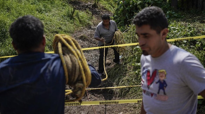 Korban Tewas Tanah Longsor Meksiko Bertambah, Polisi Berjaga di TKP Korban tewas akibat tanah longsor yang menghantam wilayah di Naucalpan, Meksiko bertambah menjadi 6 orang. Polisi siaga untuk berjaga di lokasi kejadian.