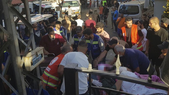 Lebanon Mencekam Usai Ledakan Pager Beruntun Hizbullah, Taktik Israel? Civil Defense first-responders carry a man who was wounded after his handheld pager exploded, in the southern port city of Sidon, Lebanon, Tuesday, Sept. 17, 2024.(AP Photo)