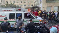 Orang-orang berkumpul di luar rumah sakit Universitas Amerika setelah kedatangan sejumlah pria yang terluka akibat pager genggam yang meledak, di Beirut, Lebanon, Selasa (17/9/2024). (AP Photo/Bassam Masri)
